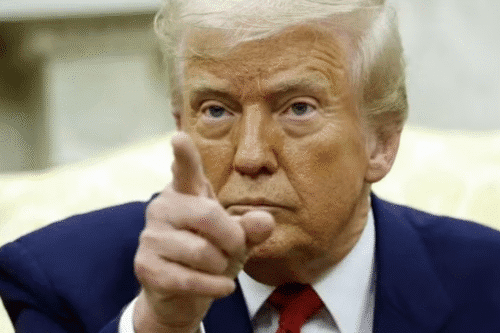 Foto do presidente Donald Trump apontando o dedo.