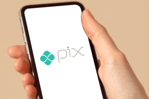 Foto de um celular com logotipo do PIX.