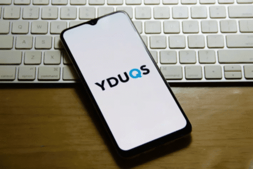 Foto de um celular com o logotipo da Yduqs (YDUQ3).