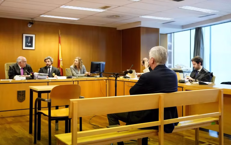 Carlo Ancelotti sendo julgado