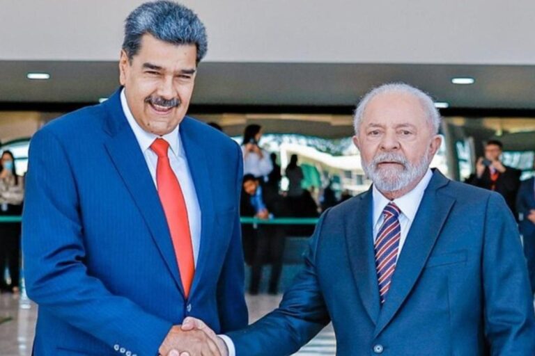 Foto do presidente Lula, apertando a mão do presidente da Venezuela, Nicolás Maduro.
