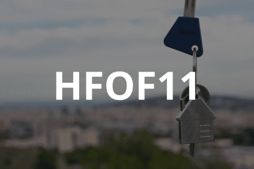 Imagem de uma casa pendurada em um gancho com céu ao fundo, representando conceitos de moradia e urbanismo.