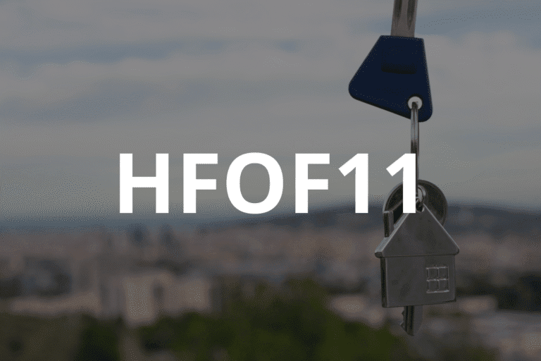 Imagem de uma casa pendurada em um gancho com céu ao fundo, representando conceitos de moradia e urbanismo.