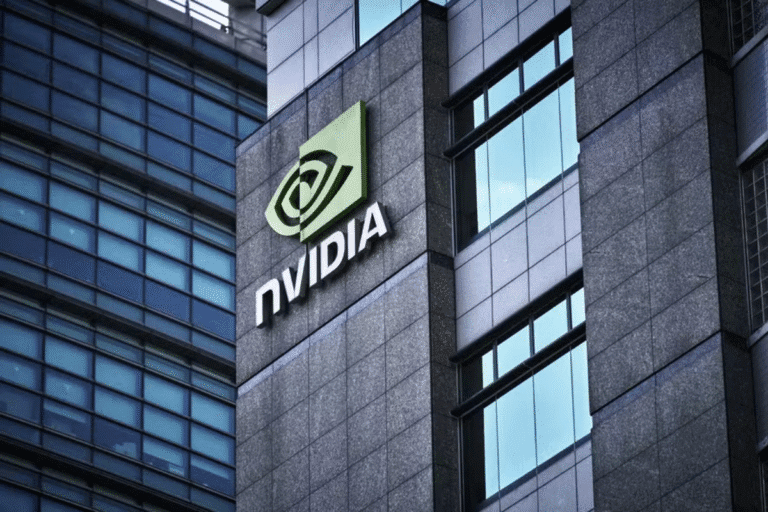 Imagem do edifício da sede da Nvidia, uma grande empresa de tecnologia reconhecida mundialmente, com seu logo visível na fachada de um prédio de escritórios modernos com janelas de vidro e estrutura de concreto.