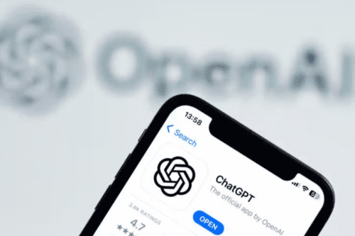 Imagem de um smartphone exibindo o aplicativo oficial do ChatGPT, destaque para o logo do ChatGPT na tela, promovendo o uso de inteligência artificial para conversas e ajuda online.