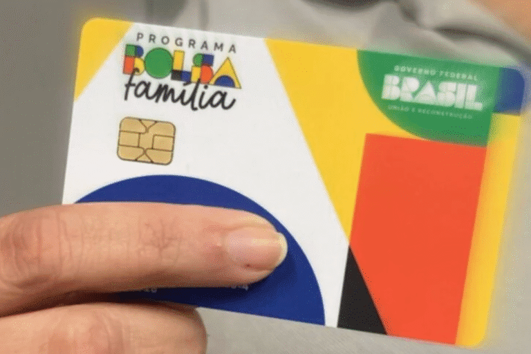 Cartão do programa Bolsa Família do governo federal do Brasil, com design colorido e chip para benefícios sociais.