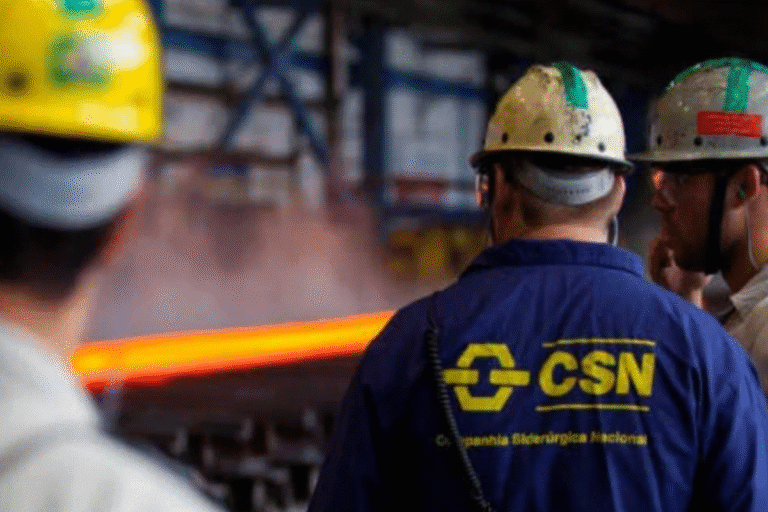 Engenheiros e trabalhadores da CSN supervisionando processos na siderúrgica, atuando na fabricação e manutenção de produtos de aço.