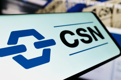 Imagem de uma tela de dispositivo móvel exibindo o logo do CSN, uma das maiores empresas de siderurgia e mineração do Brasil, destacando seu branding.