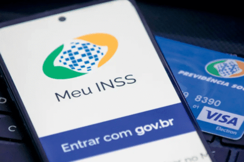 Imagem de um smartphone exibindo a tela do aplicativo Meu INSS, com o logo do INSS e o botão para entrar com gov.br ao lado de um cartão de débito da Prodesp.