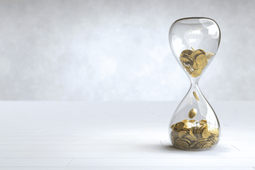 Ampulheta moderna com moedas de ouro dentro simbolizando gestão financeira e economia inteligente.