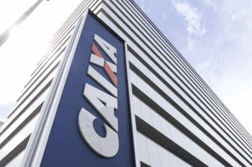 Imagem de um prédio comercial com fachada moderna, com o logo da AGAS, valor do estacionamento e informações de contato, em fachada azul e branca.