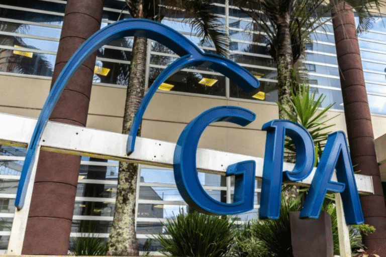 Imagem de um letreiro azul da GIA em um ambiente externo com árvores e edifícios ao fundo, destacando-se na paisagem urbana.