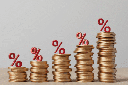 Ilustração de crescimento financeiro com pilhas de moedas e símbolos de porcentagem ascendentes, representando aumento de juros, economia ou investimentos.