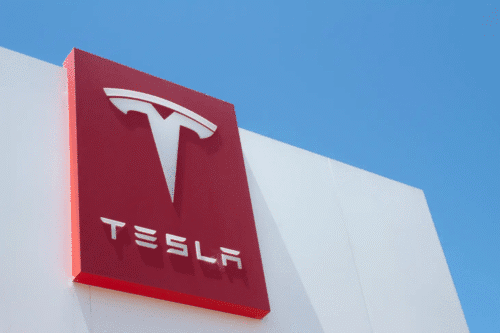 Juíza dos EUA permite ação coletiva contra Tesla (TSLA34) por direção autônoma