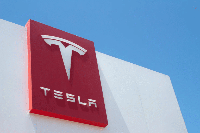 Juíza dos EUA permite ação coletiva contra Tesla (TSLA34) por direção autônoma