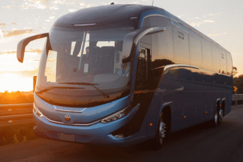 ônibus moderno azul em viagem ao pôr do sol, ideal para transporte de turistas ou viagens de longa distância