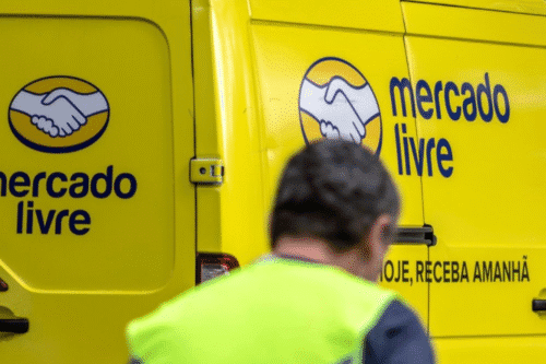Homem de costas próximo a uma van do Mercado Livre com logotipo amarelo e o slogan "Hoje, receba amanhã" ao fundo.