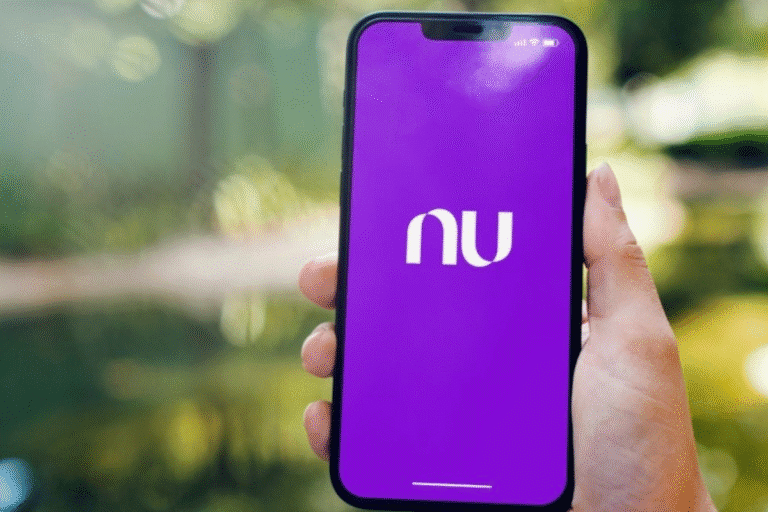 Celular com o logo da Nubank (ROXO34)