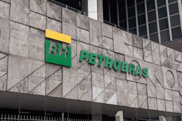 Imagem da fachada do edifício do Petrobras com o logotipo e o nome em destaque, em uma estrutura moderna de concreto e vidro.