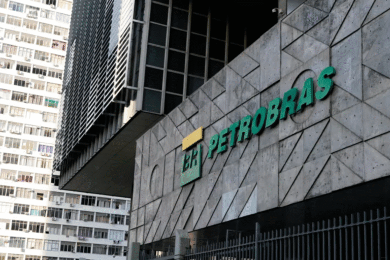 Imagem da fachada do edifício da Petrobras com o logo visível, localizado em uma área urbana com edifícios residenciais ao fundo.