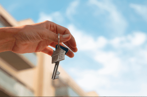 Mão segurando chave ilustrando o aluguel imobiliário