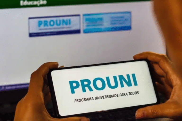 Celular com a logo do Prouni 2025