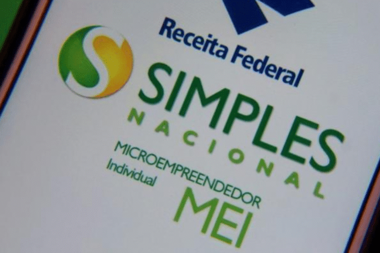 Imagem de uma tela de celular mostrando o documento da Receita Federal com o logo de Simplificando na Nacional, destacando a declaração do microempreendedor individual.