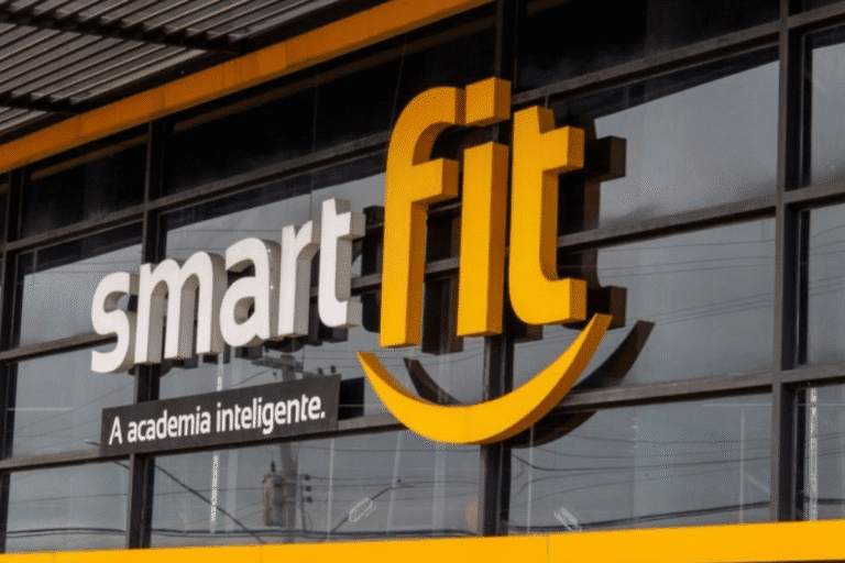 Fachada de uma academia inteligente chamada smart fit com o slogan A academia inteligente, destacando o ambiente de ginástica moderna e acessível.