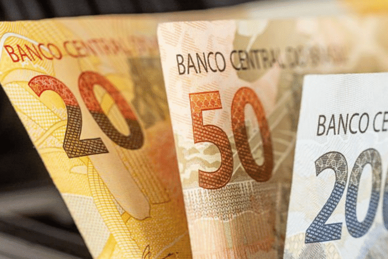 Cédulas de 20, 50 e 200 reais.