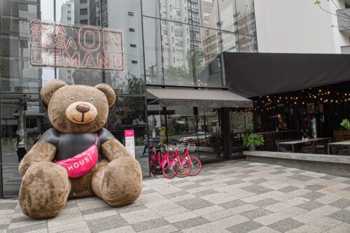 Urso gigante em SP. Ação de Marketing da Housi: startup de moradia.