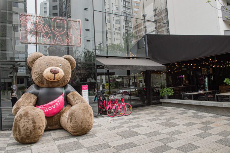 Urso gigante em SP. Ação de Marketing da Housi: startup de moradia.