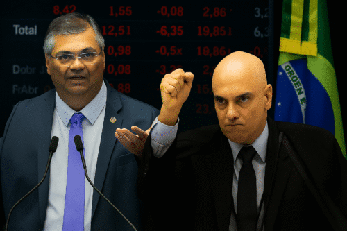 Ministro do STF Alexandre de Moraes com o punho erguido