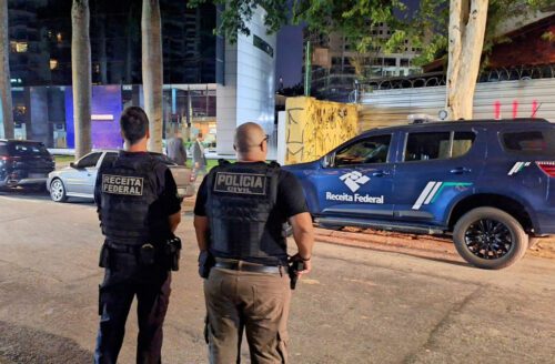 Agentes da Polícia Federal em Operação contra fundos de investimentos ligados ao PCC.