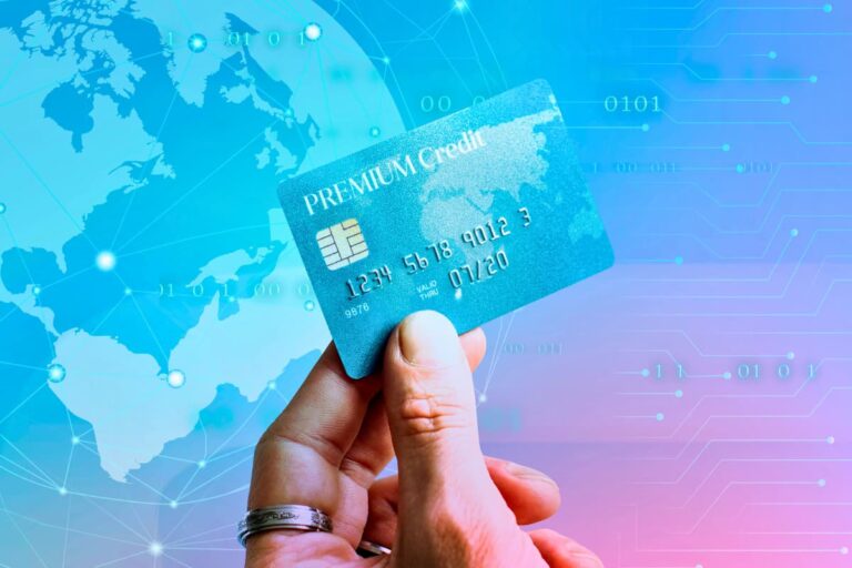 Pessoa segurando cartão de crédito azul, ilustrando uso de Pix.