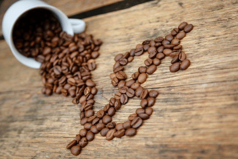 Ilustração preço do café. Grãos em formato de cifrão.