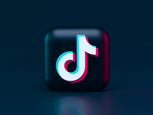 Logo do TikTok em 3D com fundo escuro, representando o crescimento do TikTok Shop no Brasil.