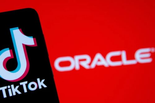 Imagem da logomarca do TikTok ao lado do logotipo da Oracle, representando parceria ou integração entre as empresas.