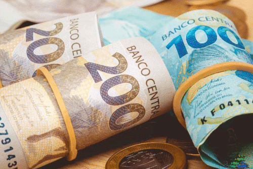 Conjunto de notas empilhadas com um rolo de cédulas, ilustrando a abundância financeira.