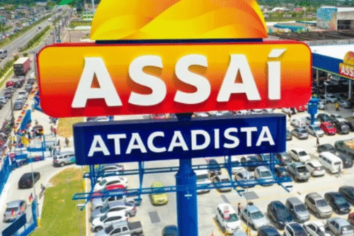 Letreiro de loja Assaí Atacadista em bairro movimentado com estacionamento cheio de veículos