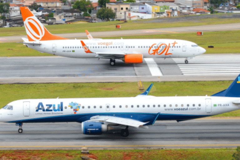 Aeronaves da Gol e da Azul no aeroporto durante o pouso, com destaque para o avião da Gol com cores laranja e logo visível na imagem.