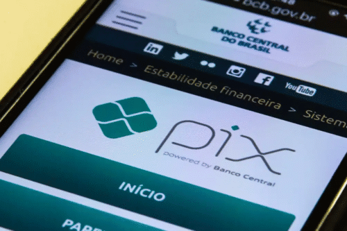Tela de smartphone exibindo a plataforma Pix do Banco Central do Brasil, importante para pagamentos digitais rápidos e seguros.