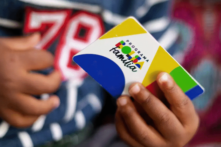 Criança segurando um cartão do programa Família, um projeto social de inclusão e assistência às famílias, com cores vibrantes e logo visível.