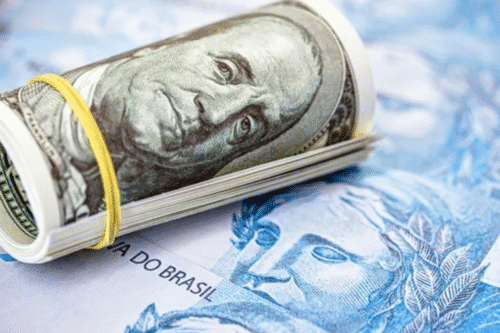 Dinheiro de papel e uma nota de cem dólares, simbolizando o valor financeiro e a economia.