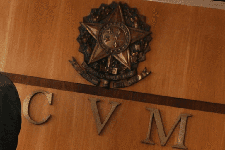 Imagem da parede com escudo de arma da polícia e as letras C, V, M abaixo, em uma sala de escritório ou delegacia.