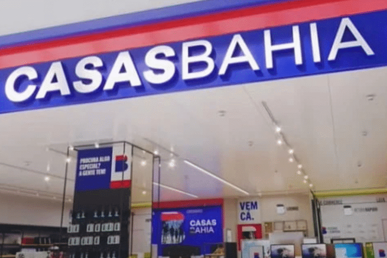 Imagem de uma loja com o destaque para o cartaz com o nome 'Casas Bahia' na fachada, além de sinalização interna da loja. A loja oferece produtos eletrônicos e eletrodomésticos.