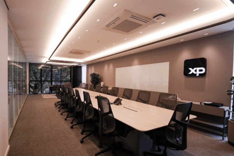 Sala de reuniões moderna com uma longa mesa e cadeiras ergonômicas em um escritório corporativo bem iluminado e organizado, ideal para eventos de negócios.