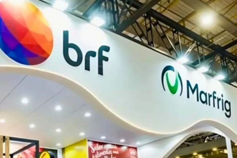 Imagem de uma feira de negócios com destaque para os logotipos do BRF e Mafrigr exibidos em um stand de feira, com iluminação moderna e ambiente movimentado.