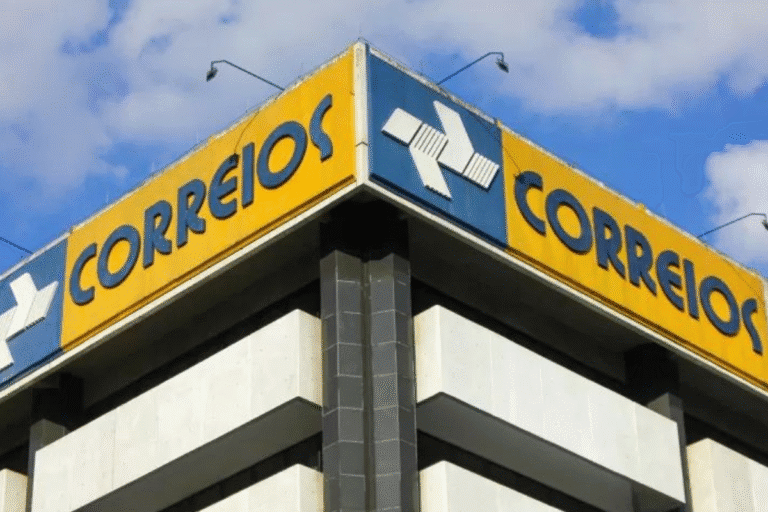 Imagem de uma agência dos Correios em um edifício alto, com sinais de entrega postal e o logotipo do Correios visível na fachada.