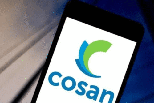 Imagem de um smartphone exibindo o logo da COSAN, uma empresa do setor de comércio de combustíveis e lubricant. Ideal para entender sobre a presença digital da marca.