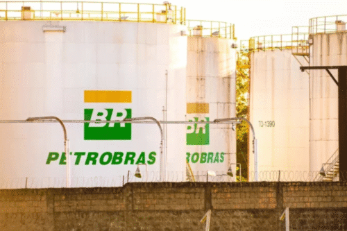 Tanques de petróleo com logo da Petrobras
